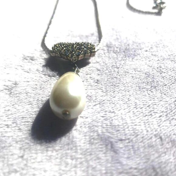 White faux Pearl drop pendant Vintage necklace with Aurora Borealis rhinestones - Picture 4 of 4